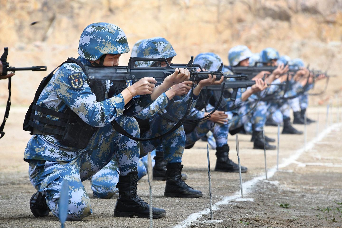 2019年4月30日，中俄“海上联合—2019”军事演习陆战分队军事竞赛举行，图为中国海军陆战队员在步枪精度射击竞赛中。（ 新华社）