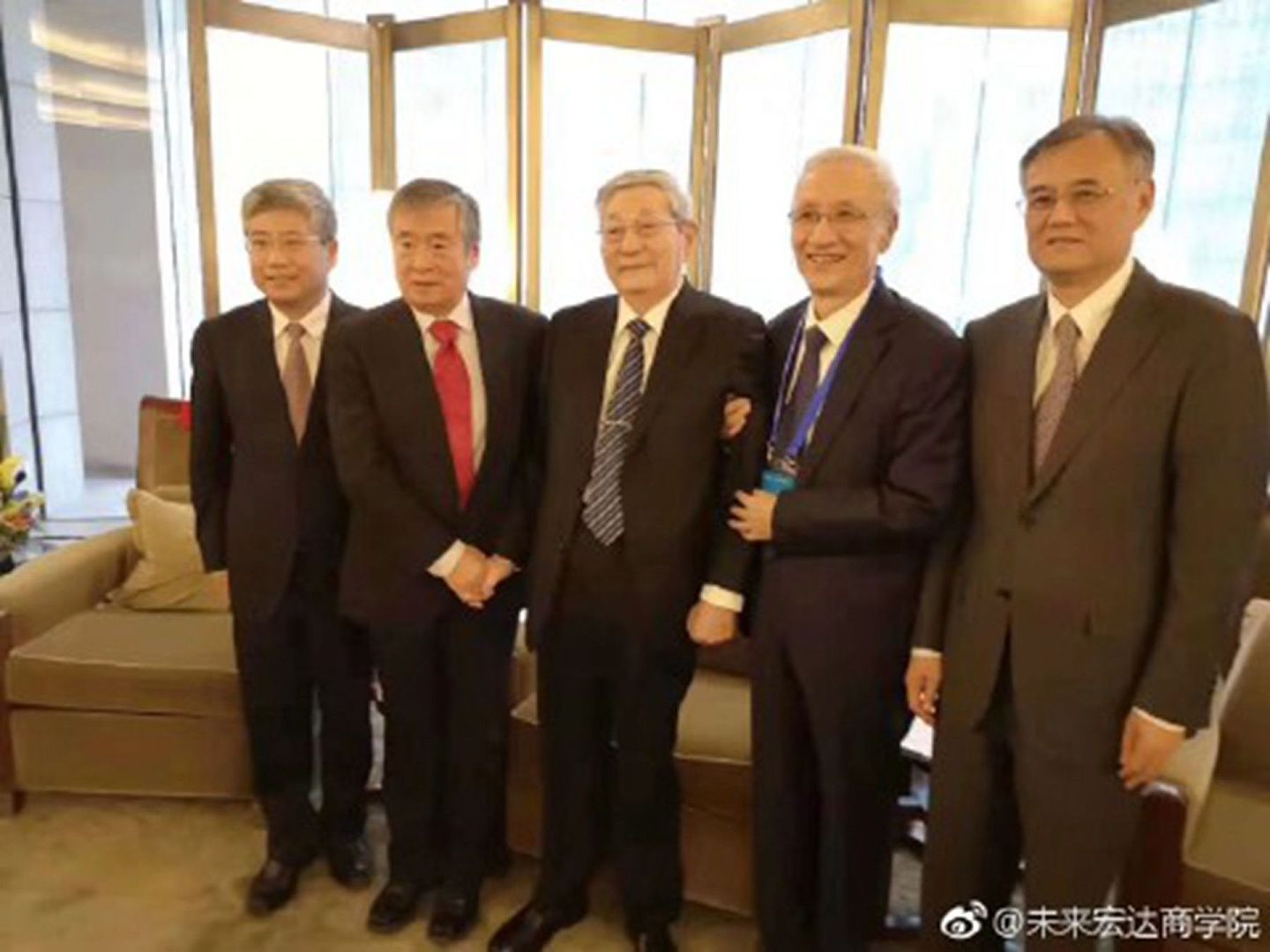 2018年10月，清华经管学院五任院长共同亮相。（微博@未来宏达商学院）