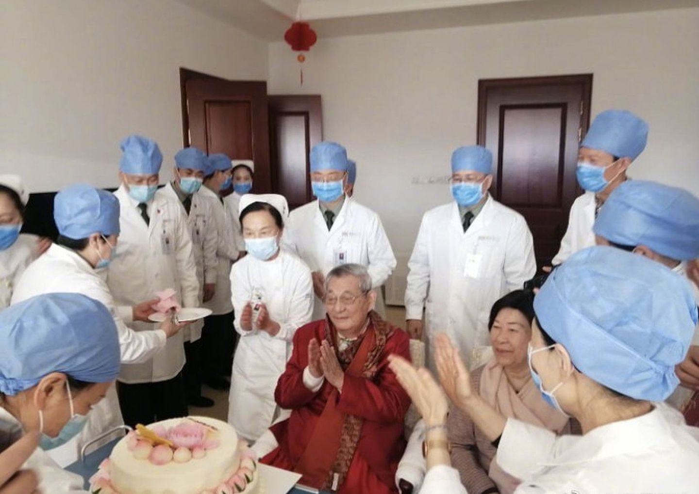 网络流传医护人员为朱镕基庆祝生日的画面。（微博@抹云楼主）
