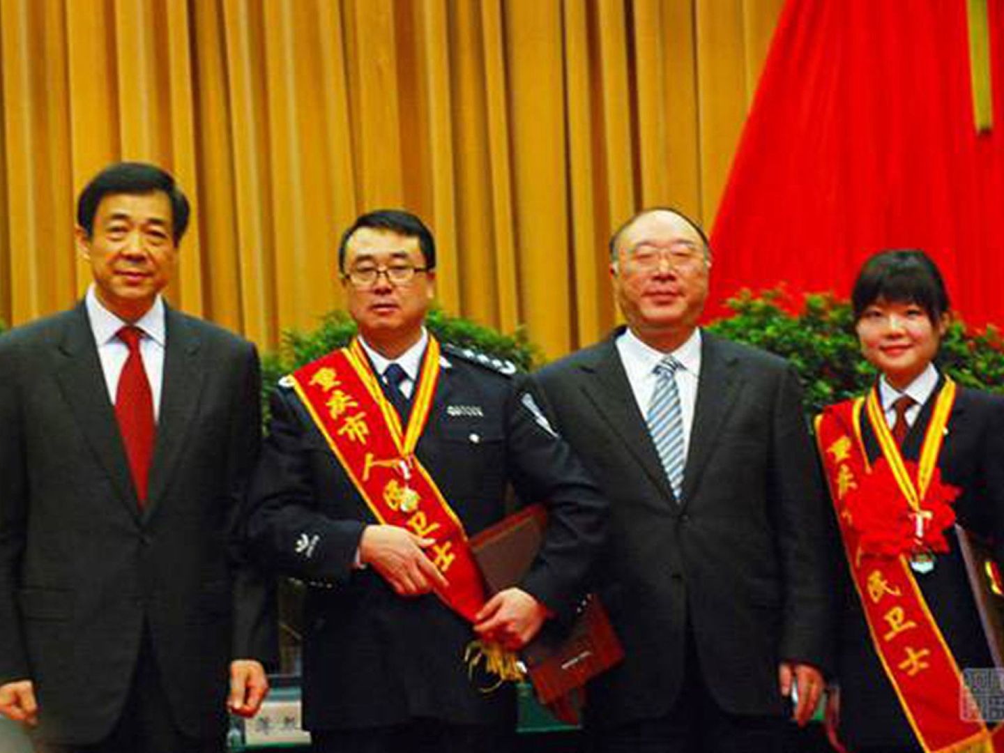 王立军在辽宁和重庆都曾获得很多荣誉。（微博@李庄）