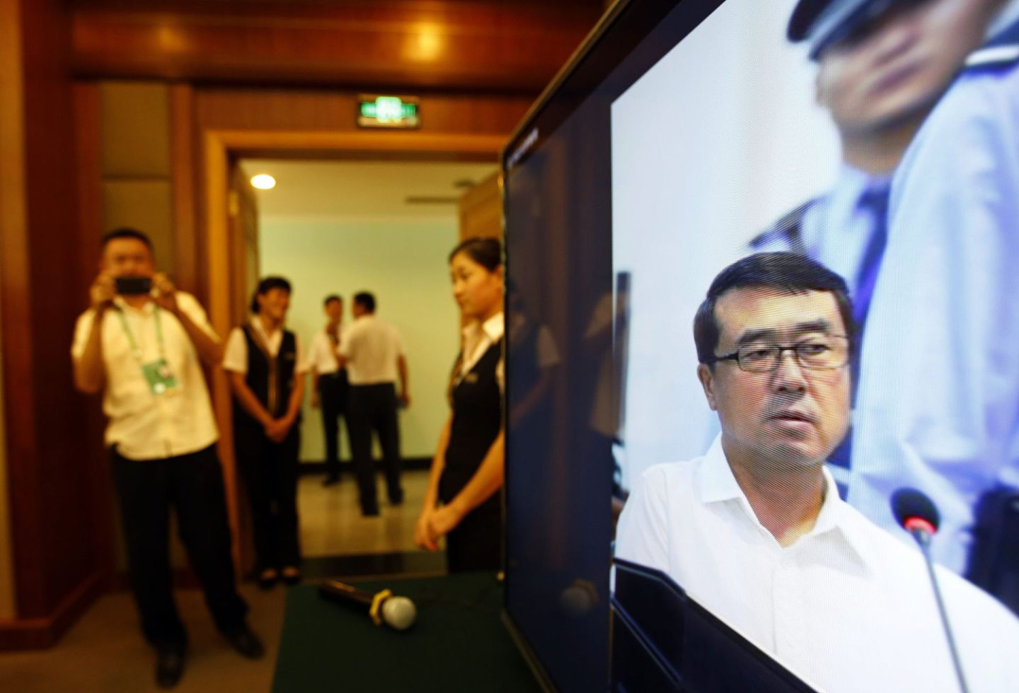 2013年8月24日，济南中级人民法院通过网络微博直播重庆原公安局长王立军庭审场面。（路透社）
