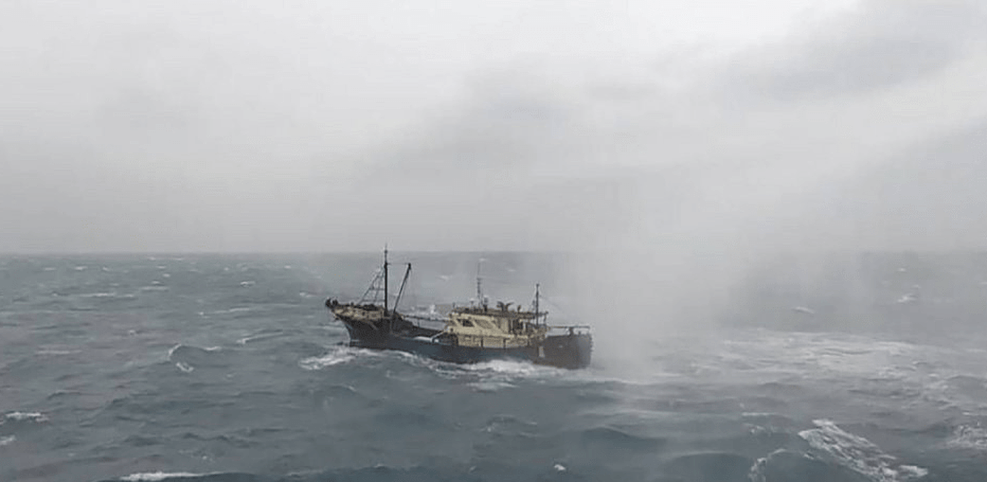10月23日20余艘大陆渔船现身澎湖，遭台舰队发射水炮驱离。（中央社）
