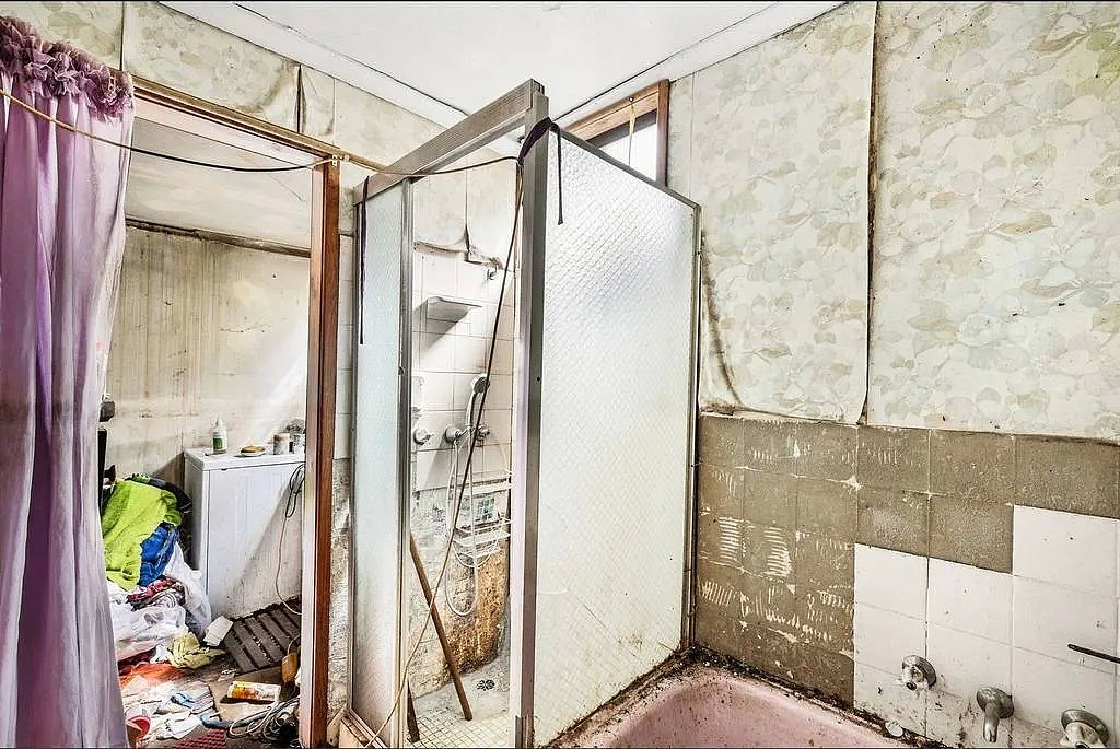 一栋墙壁腐烂，垃圾遍地的悉尼“破房”卖出341万高价 - 3