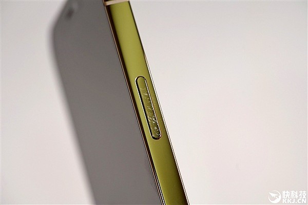图为iPhone 12 Pro金色版边框沾染的指纹