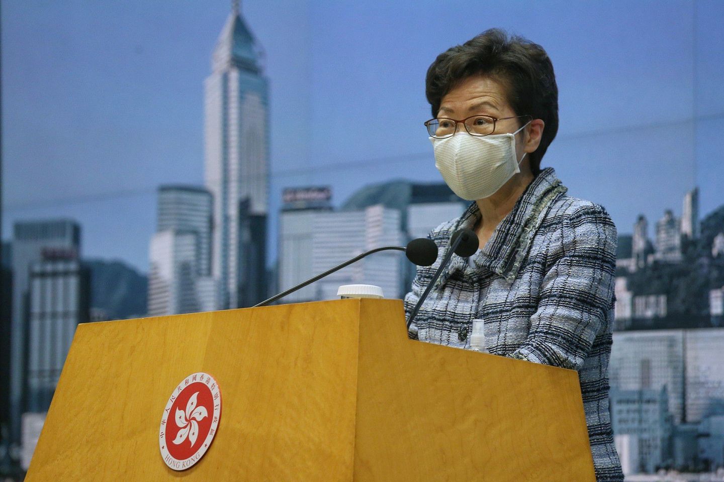 林郑原定10月14日发表任内第四份《施政报告》，但突然以疫情严重、需争取中央支持香港措施为由，破天荒押后至11月底始公布。（HK01）
