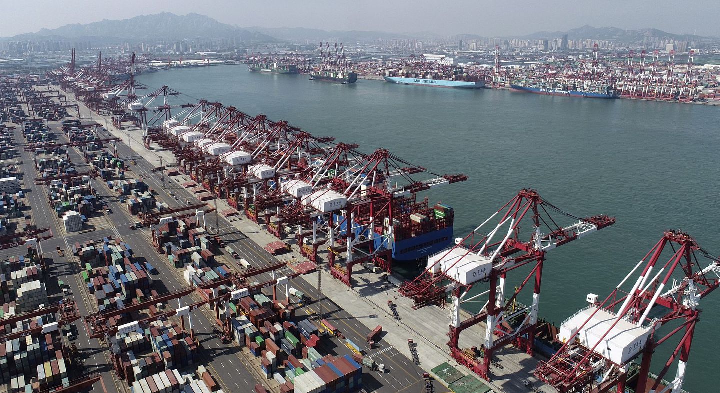 10月8日在中国山东省青岛的码头，有集装箱船在停泊。（AP）