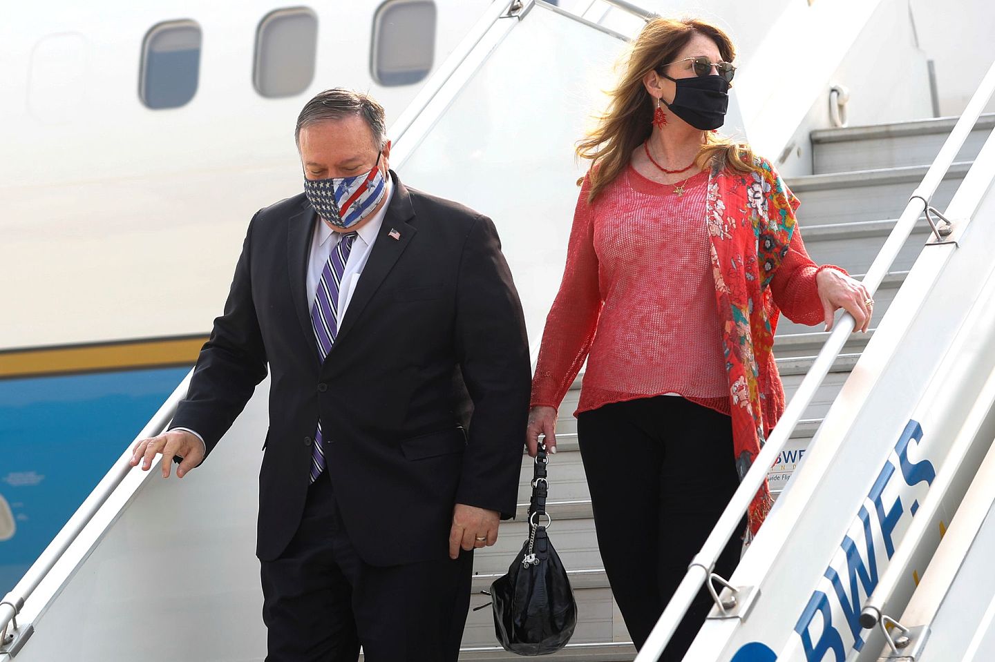2020年10月26日，美国国务卿蓬佩奥和妻子抵达印度新德里。（Reuters）