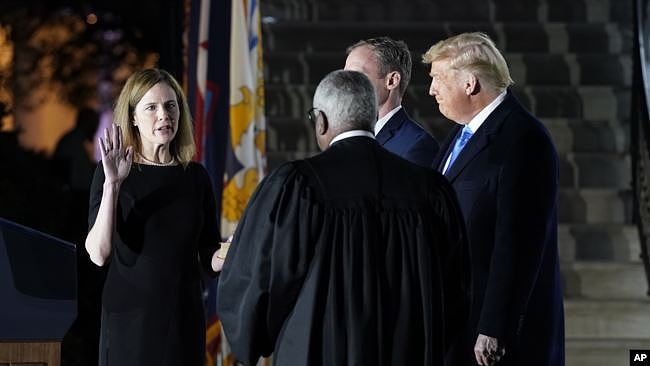 在特朗普总统注视下，美国最高法院大法官托马斯主持宣誓仪式，巴雷特宣誓就任美国最高法院大法官。(2020年10月26日)