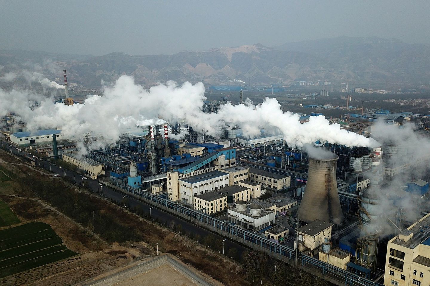 中国一家生产炭黑的煤炭加工厂冒出了浓烟和蒸汽。（AP）