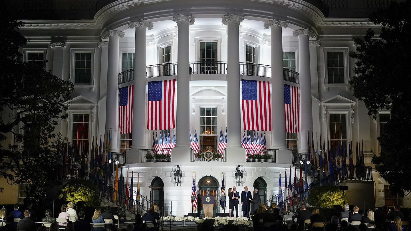 巴雷特宣誓仪式在白宫南草坪举行。（AP）