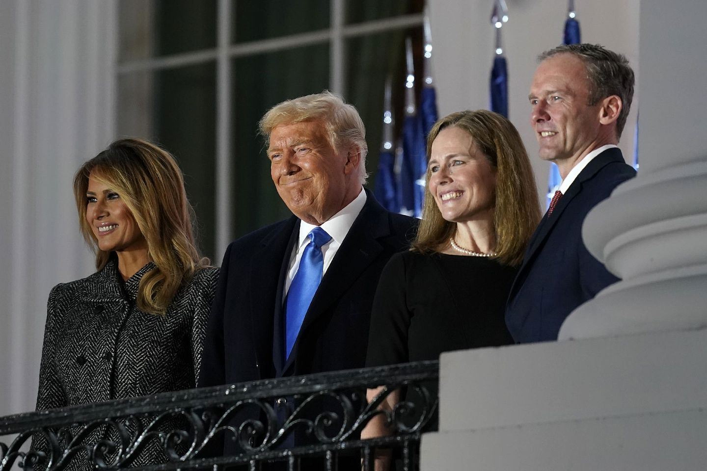 2020年10月26日，巴雷特在白宫出席宪法宣誓仪式。特朗普夫妇出席。（AP）
