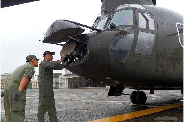 2020年10月8日，台湾陆军机械师在台湾一个未公开的军事基地维修一架军用飞机