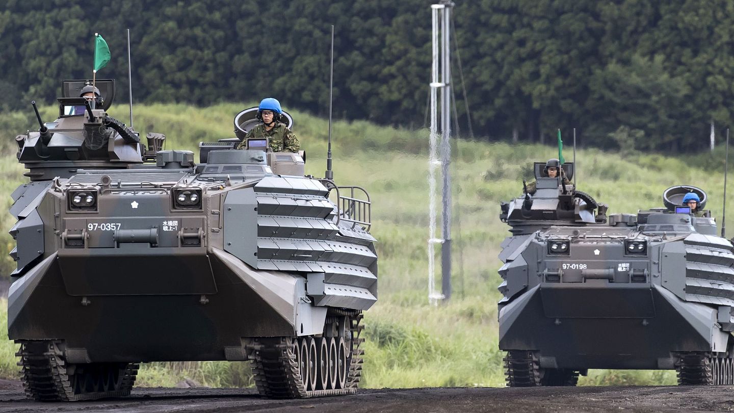 钓鱼台：图为2018年8月23日，日本陆上自卫队成员驾驶两栖突击战车，于静冈县参加演习。（Getty）