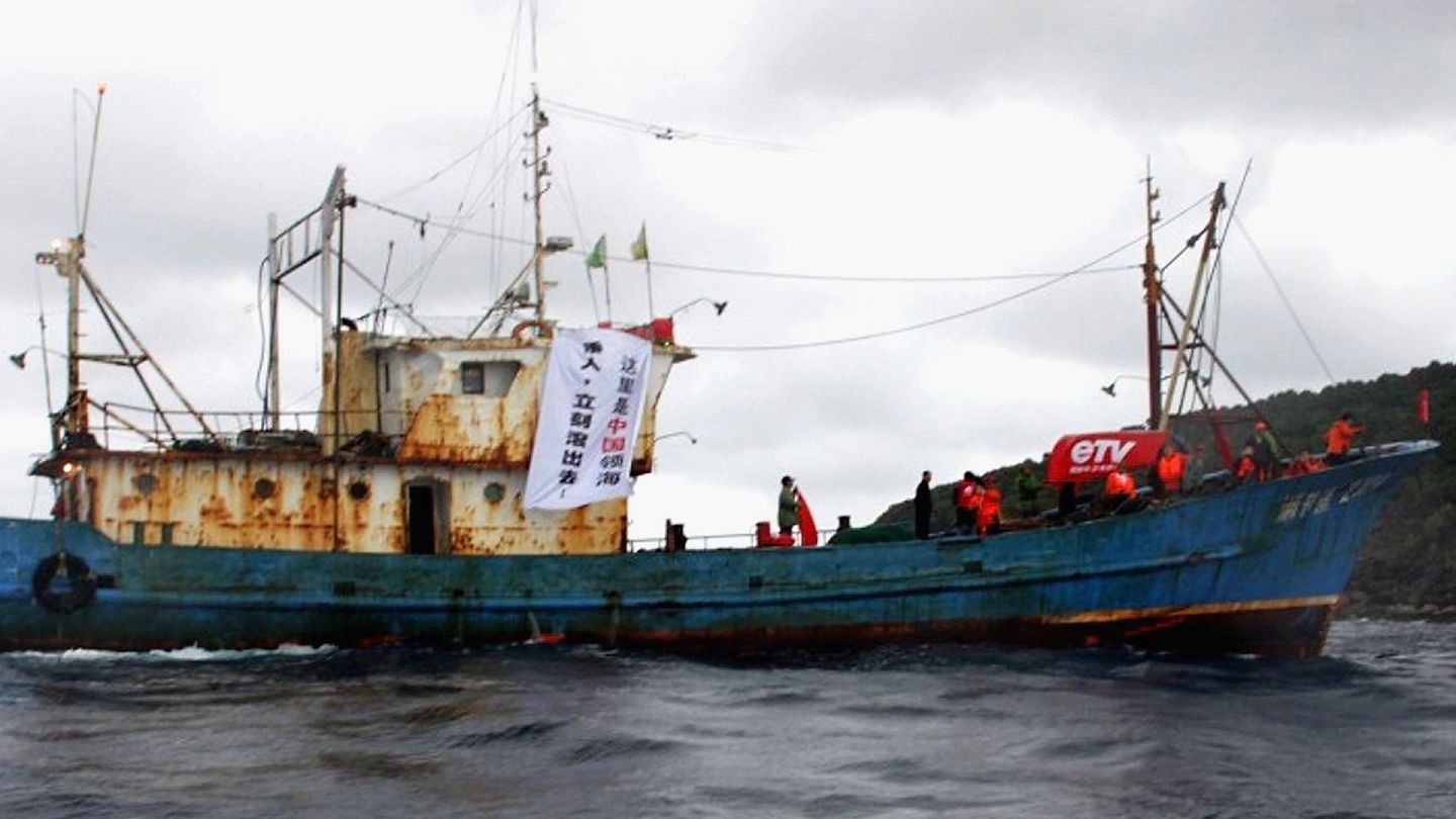 钓鱼台：图为2004年3月24日，一艘中国船只在东海抗议，宣示中国对钓鱼台（日本称尖阁诸岛）的主权。（Getty）