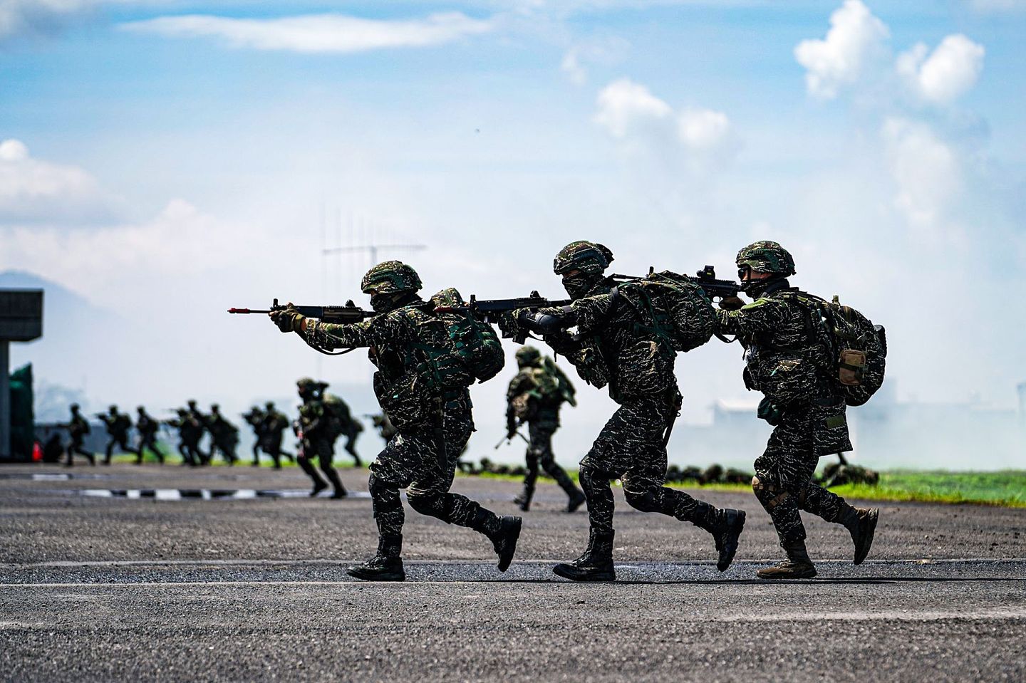 台湾海军陆战队进行24小时不间断的实战战备，负责政军经中枢的卫戌任务。（台湾国防部提供）