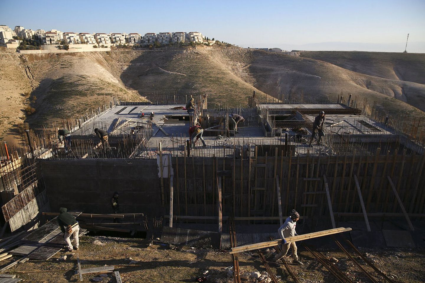 巴勒斯坦劳工为以色列在约旦河西岸建筑定居单位。（美联社）