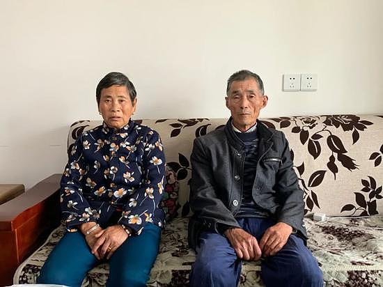 　刘乐的母亲与父亲。图丨九派新闻记者赵翔 摄