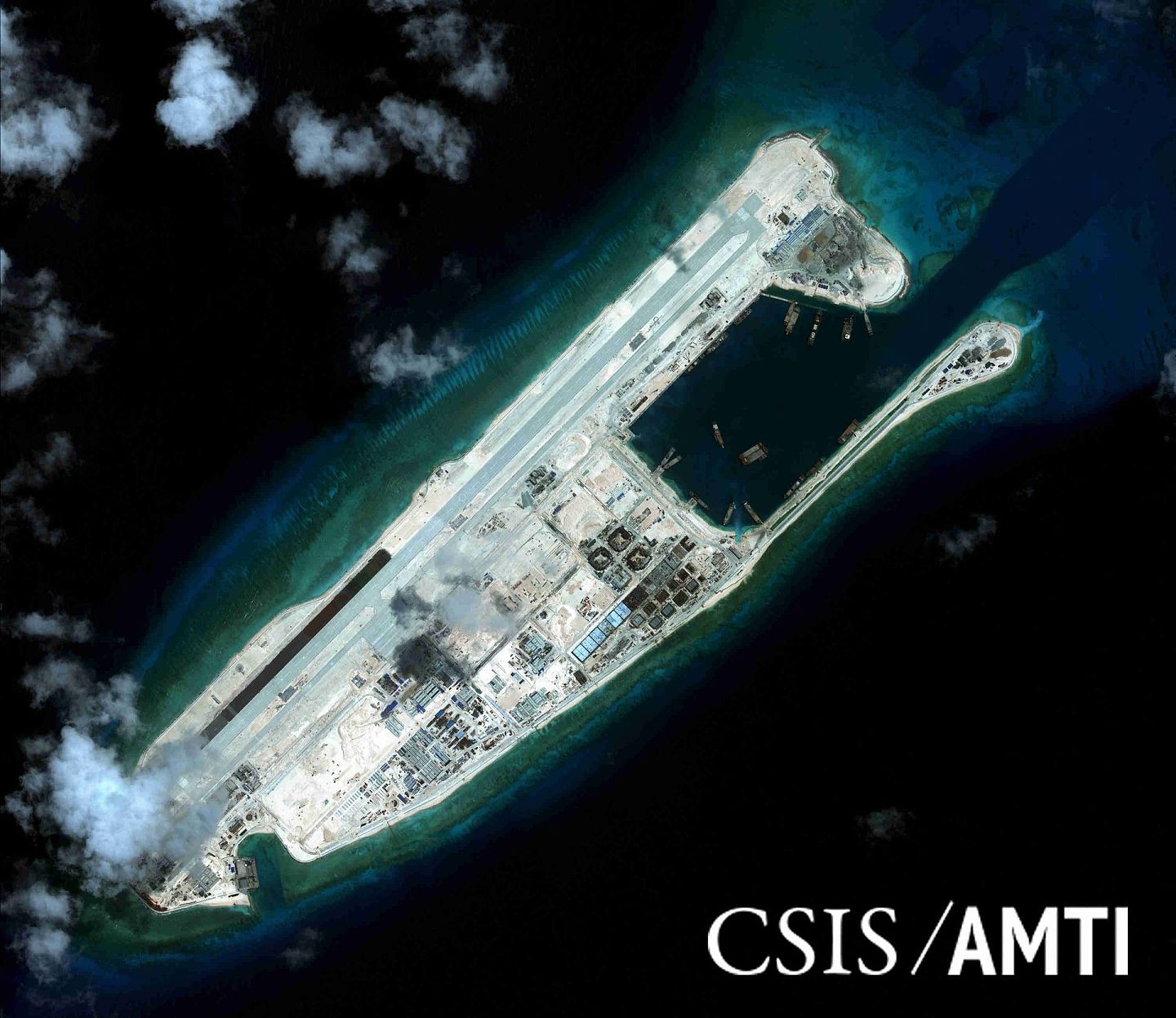 根据美国等国卫星资料显示，从2012年到2015年间，中国已经通过造岛方式，将图中的渚碧等礁扩大为岛，而今，岛上已有基地.（路透社）