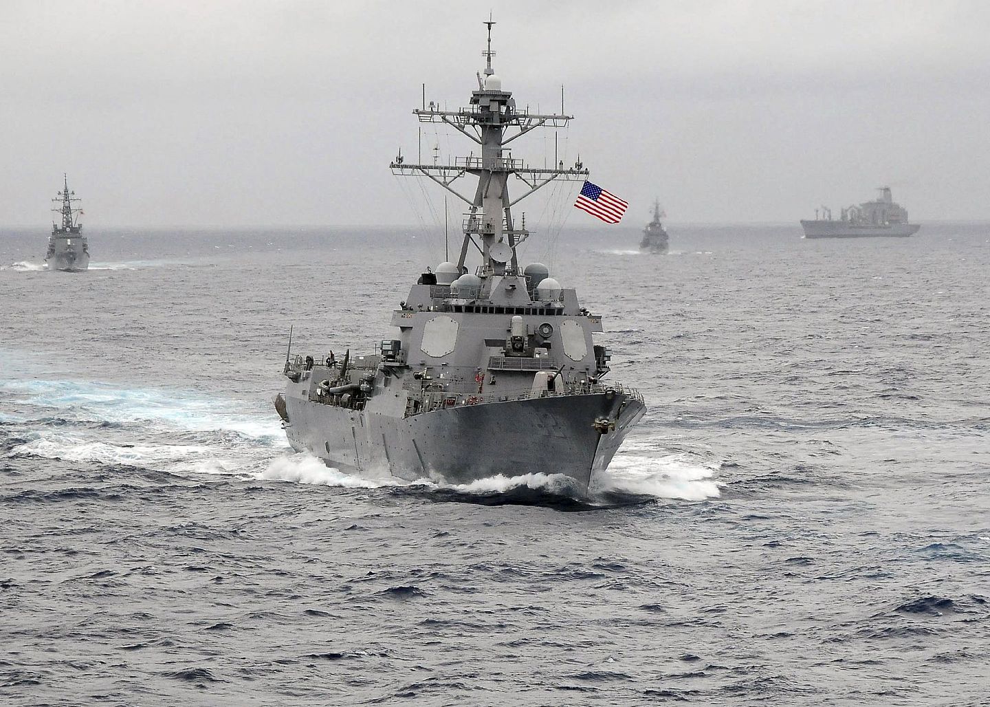 图为2009年11月时，美国海军的导弹驱逐舰“拉森”号在西太平洋上巡航。该舰从2005年到2016年间一直被部署在横须贺，并多次参与美国南海“航行自由”相关的任务。（路透社）