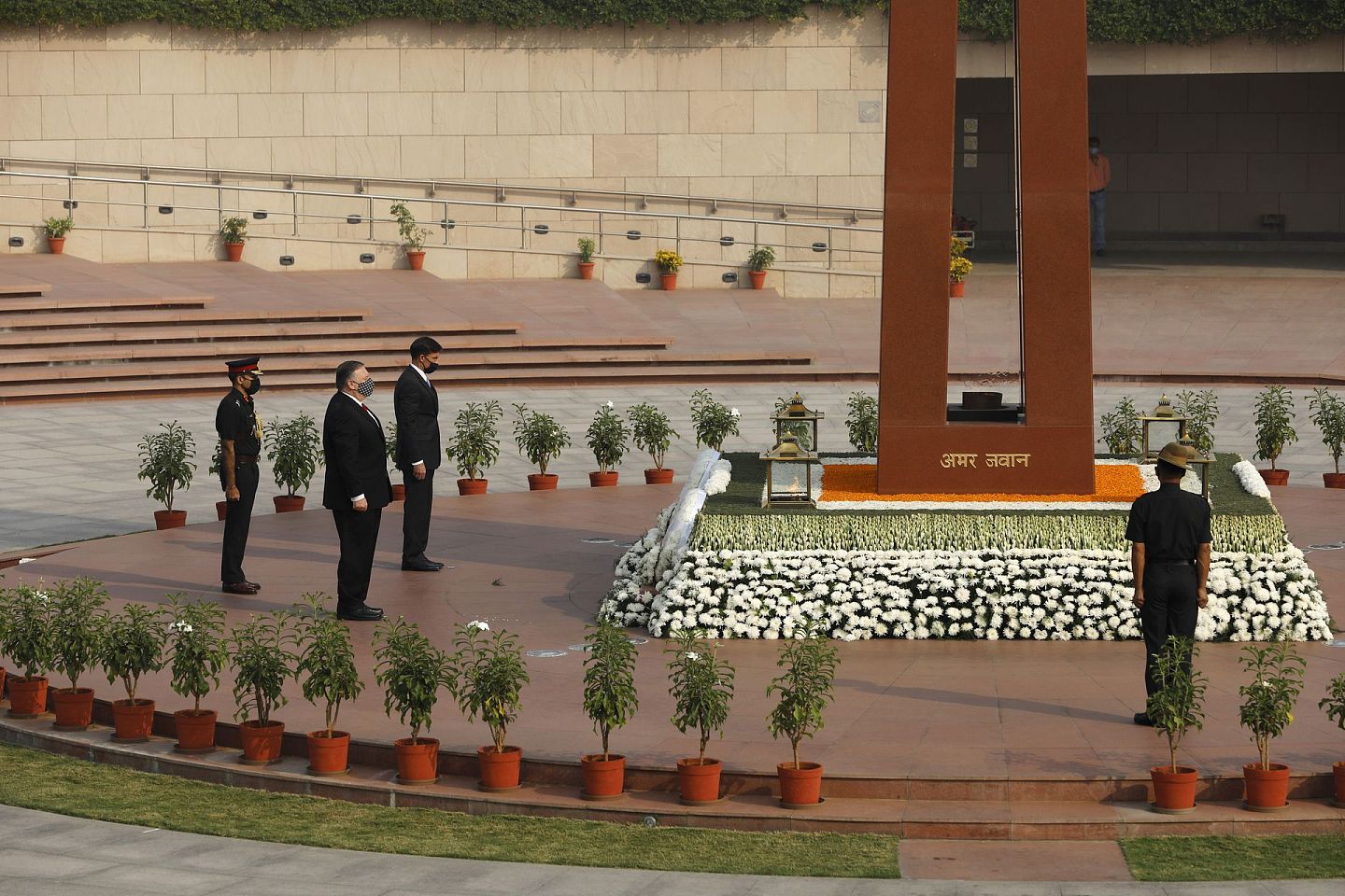 在签约之前，蓬佩奥（左二）和埃斯珀（左三）专门去了新德里的纪念碑，向包括刚刚在加勒万河谷被打死的20名印军士兵致哀，此举展示了美国对印军的尊敬。（美联社）