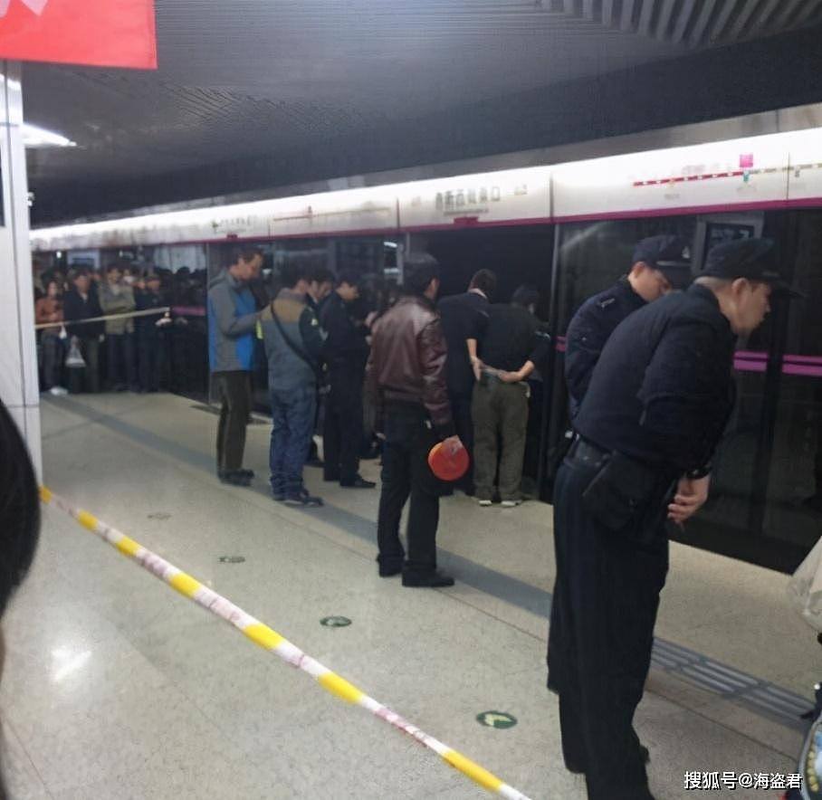 慌的一批！中国一男子无视警告灯仍上车，被夹在地铁和屏蔽门中间（视频/组图） - 5