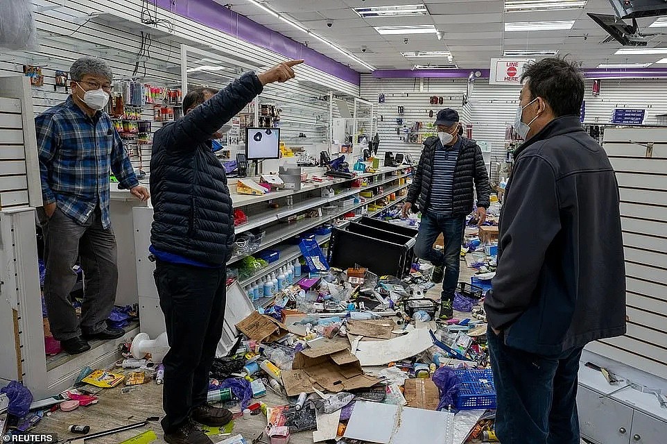 美国多地暴动，市民上街打砸抢，搬空沃尔玛，人手一台大彩电（视频/组图） - 24