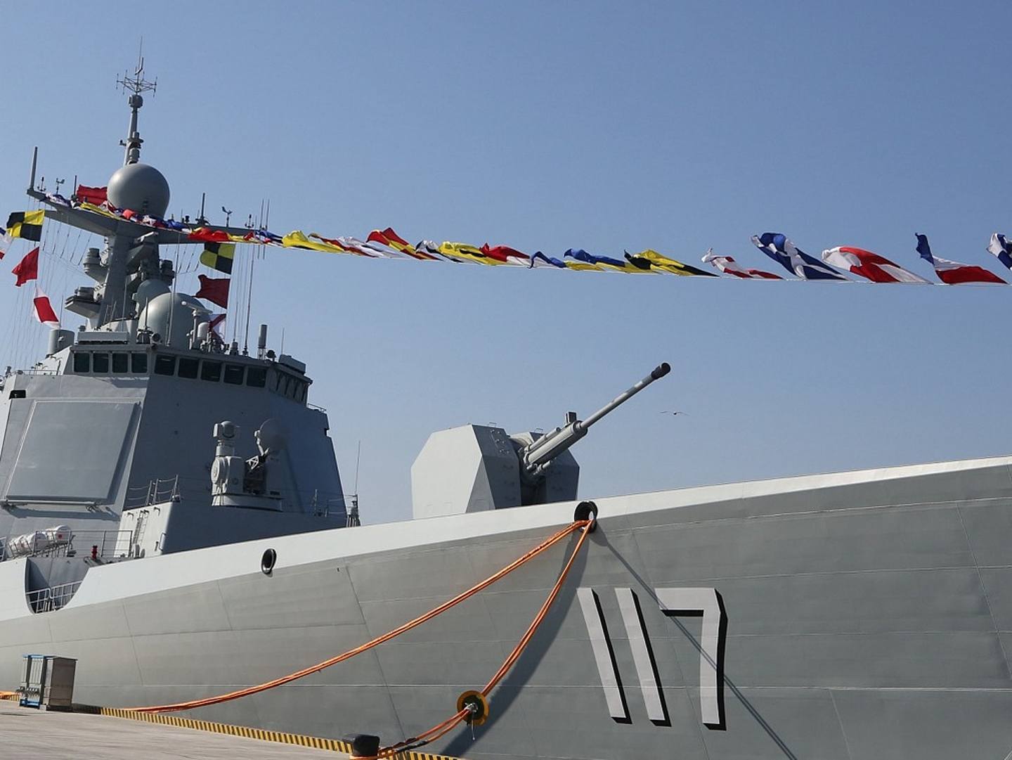 中国海军将派出西宁号导弹驱逐舰参加在阿曼湾举行的中俄伊三国联合军演。图为2017年1月22日，西宁舰入列命名仪式在中国北海舰队某驱逐舰支队军港码头举行。（VCG）