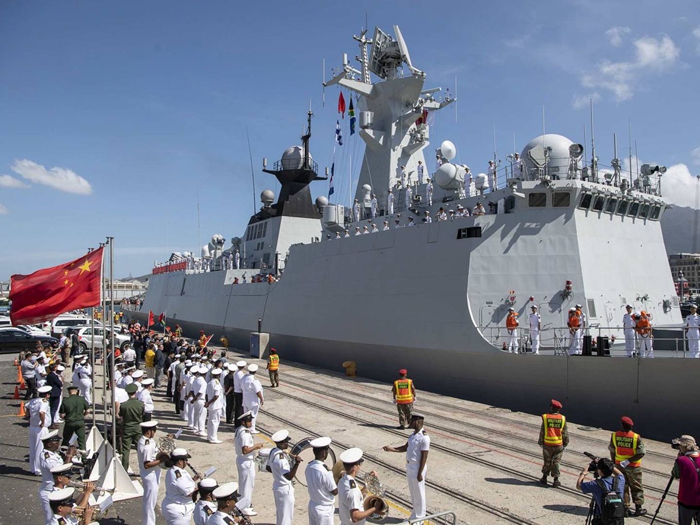中国近年来参与国际联合军事演习日益频繁。2019年，中俄南非等三国在开普敦举行了海上联合演习。图为2019年11月24日，南非海军在开普敦港码头为中国海军潍坊舰举行欢迎仪式。（新华社）