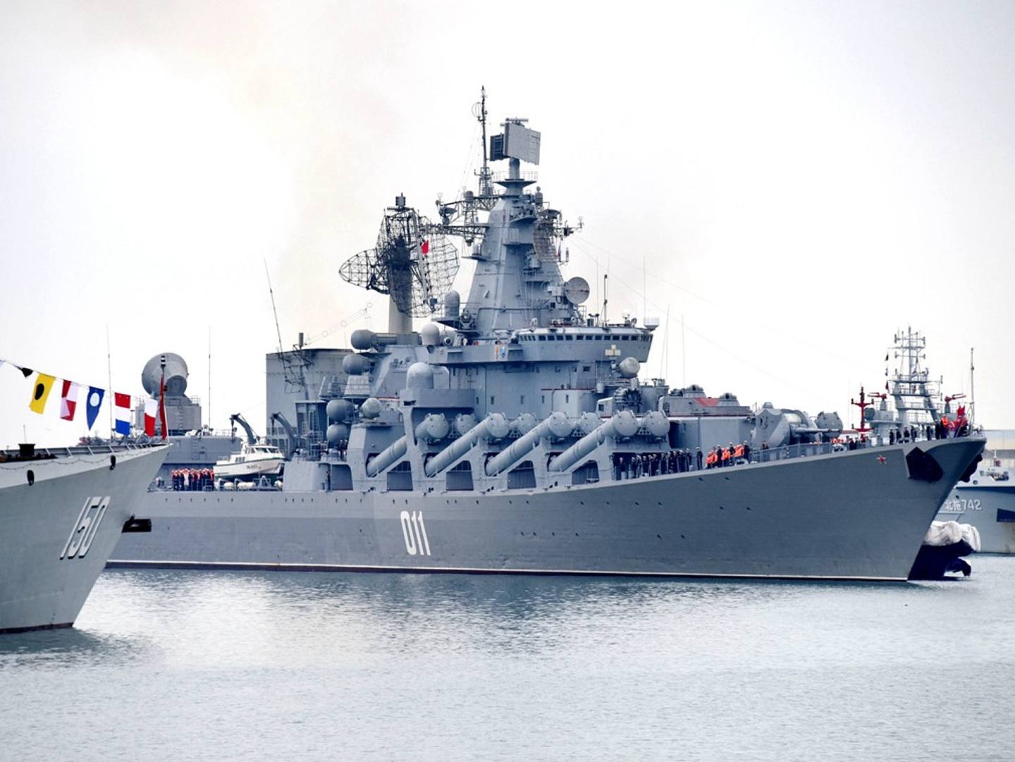 2019年4月29日至5月4日， 中俄举行“海上联合—2019”军事演习。图为俄罗斯“瓦良格”号（中）4月29日驶临中国青岛大港码头。（新华社）