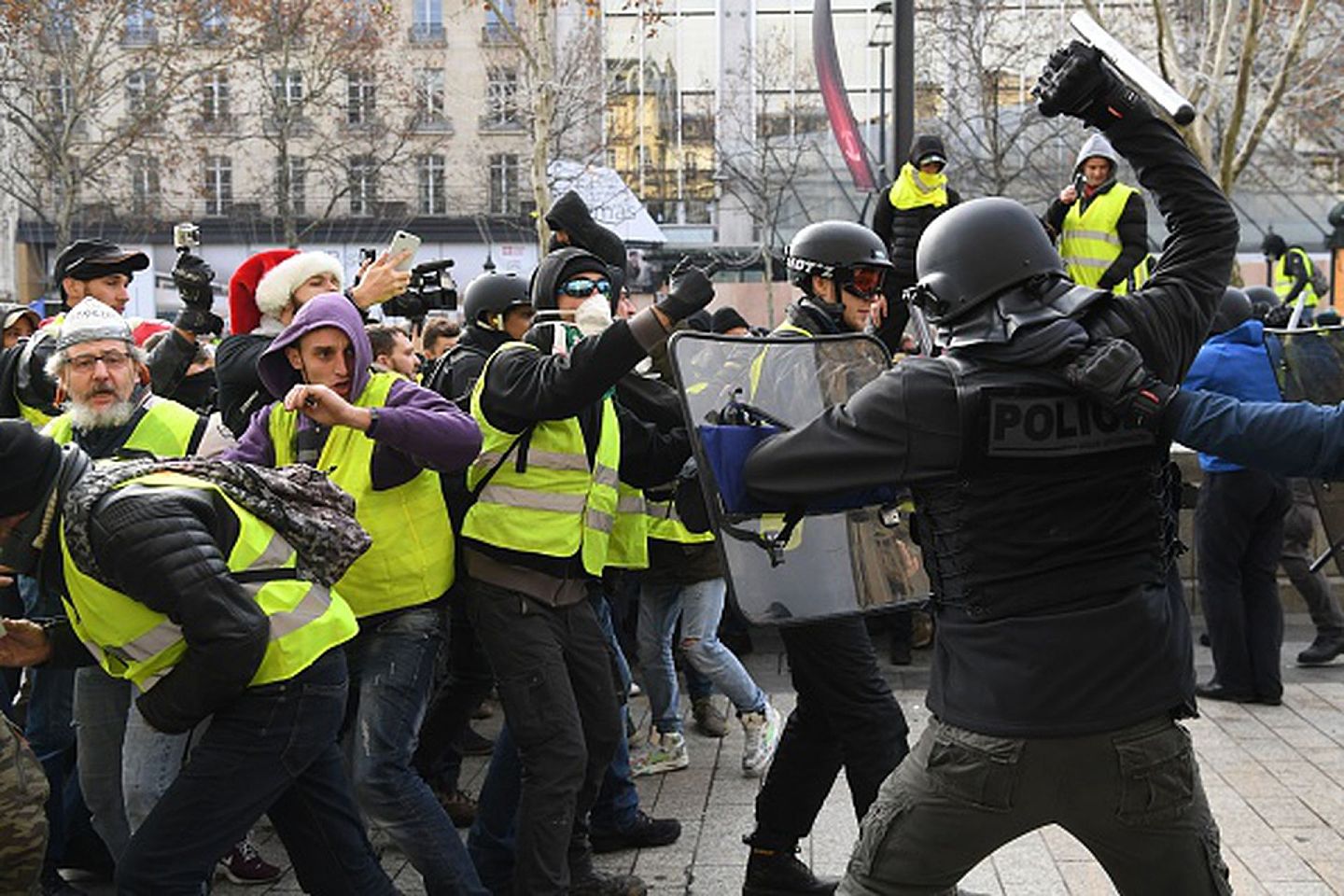 2018年12月8日，“黄背心”示威者在巴黎凯旋门附近与防爆警察发生冲突。（Getty Images）