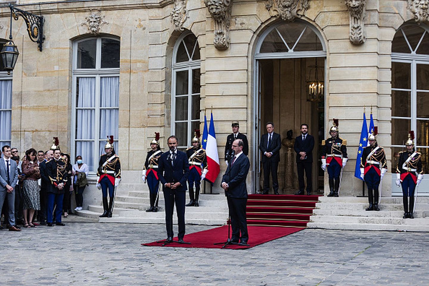 2020年7月7日，法国前任总理菲利普与新任总理卡斯泰（Jean Castex）在法国总理官邸马蒂尼翁酒店（Hotel de Matignon）举行的交接仪式，后者来自法国右翼主流政党共和党（Le Republicans）。（Getty Images）
