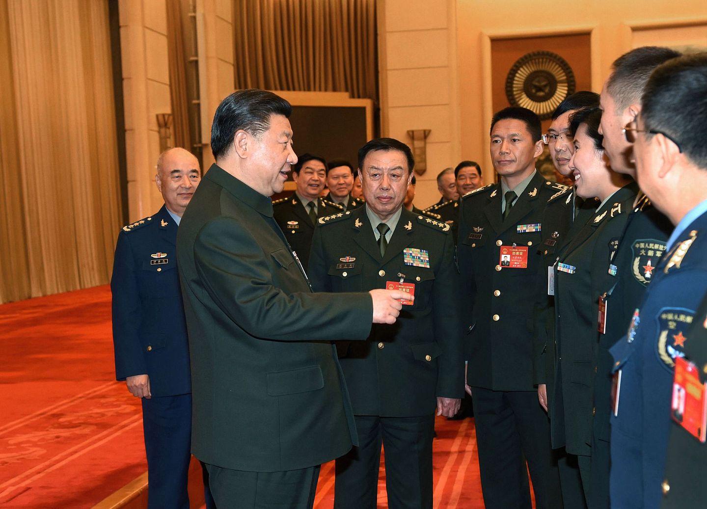 2017年3月12日，习近平与出席人大会议的解放军代表团见面。（新华社）