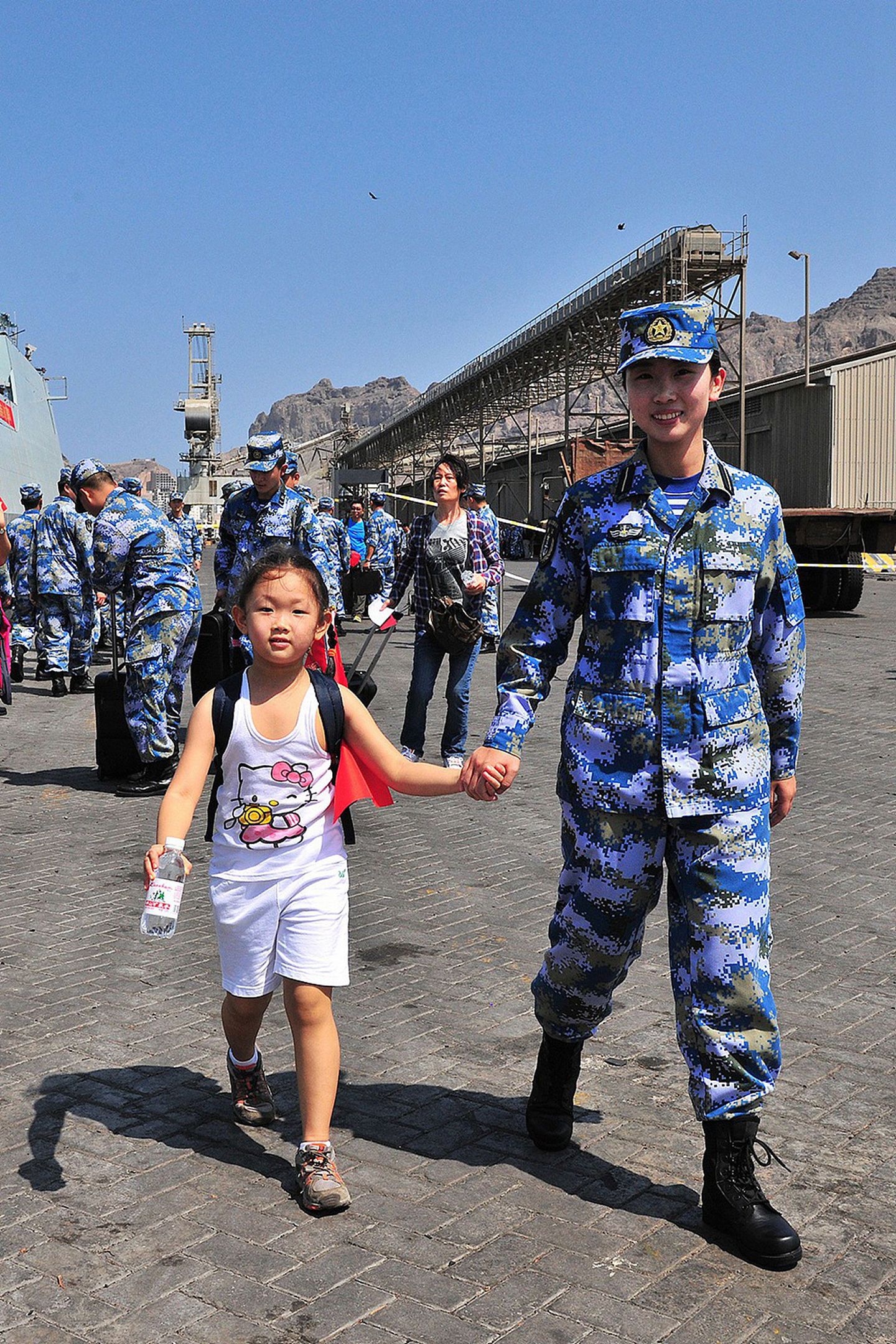 当地时间2015年3月29日，中国第19批护航编队临沂舰从也门撤侨。（VCG）