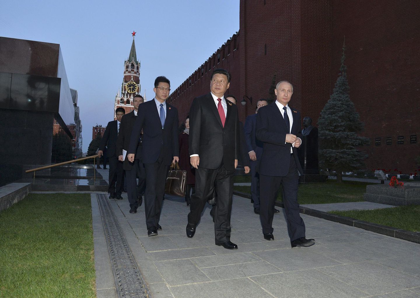 2015年5月9日，中国国家主席习近平（中）捧场俄罗斯举行的胜利日庆典，现场与普京“形影不离”。（Reuters）