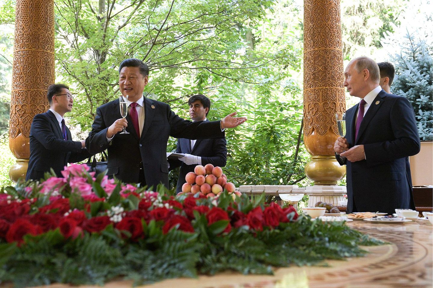 2019年6月15日，俄罗斯总统普京（右）在杜尚别亚信峰会正式开始前，向中国国家主席习近平送上生日祝贺。（Getty）