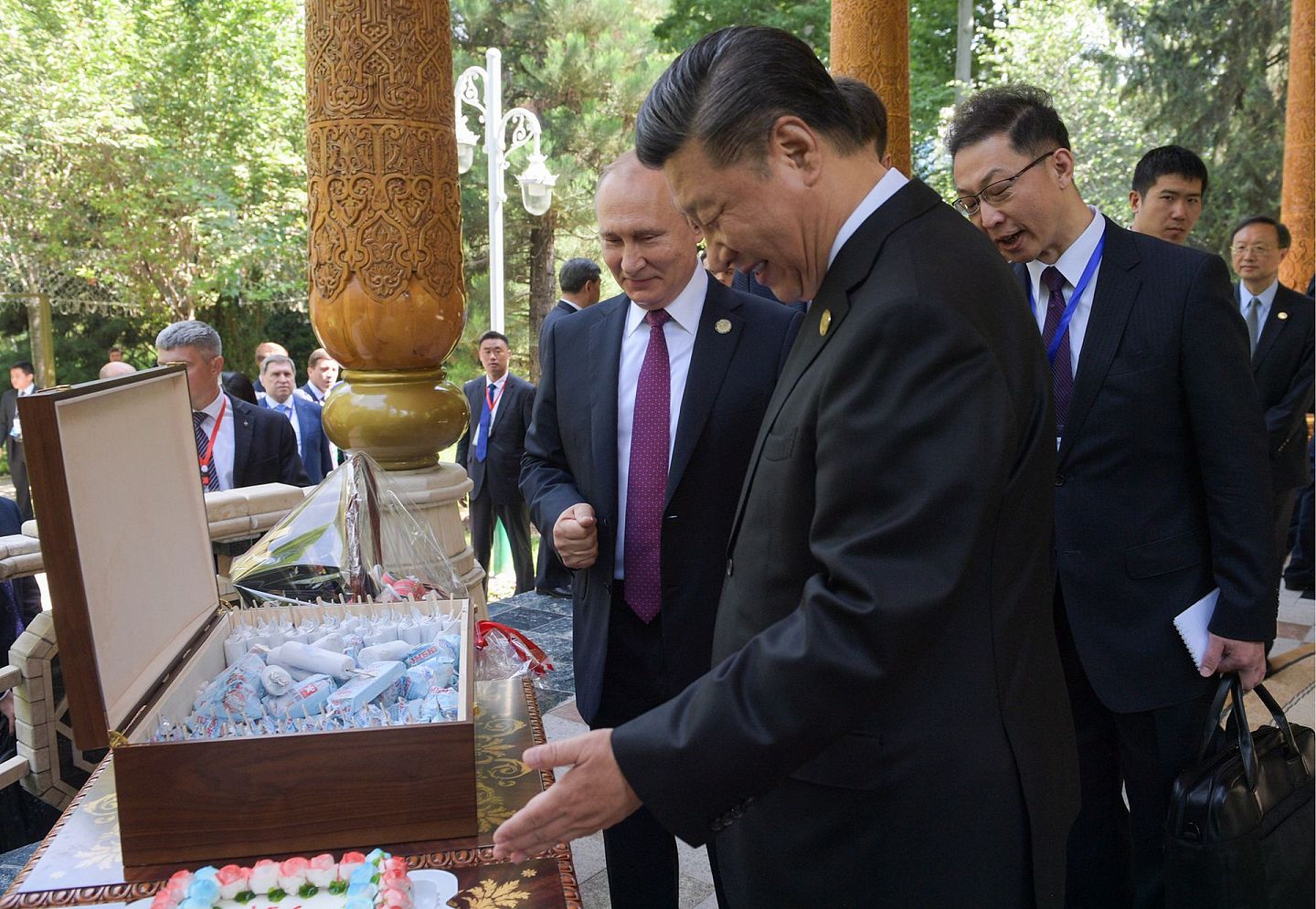 2019年6月15日，中国国家主席习近平（前一）在塔吉克斯坦首都杜尚别度过66岁生日，俄罗斯总统普京向习近平赠送了俄罗斯生产的冰淇淋，以表达生日祝福。（Getty）