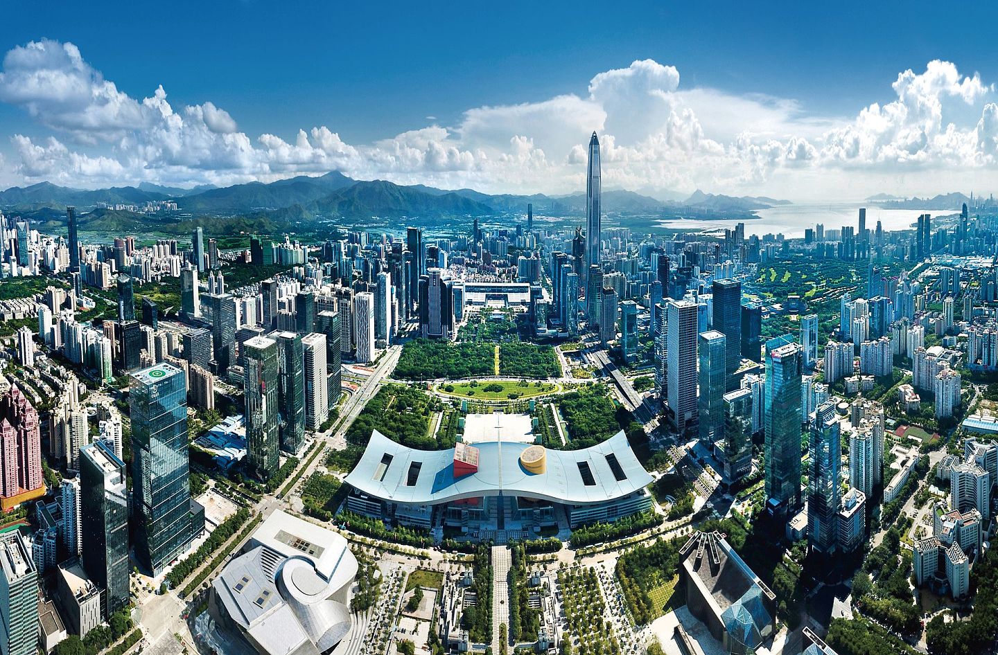 深圳市中心区中轴线南端通过深圳河和深圳湾连接香港。（视觉中国）