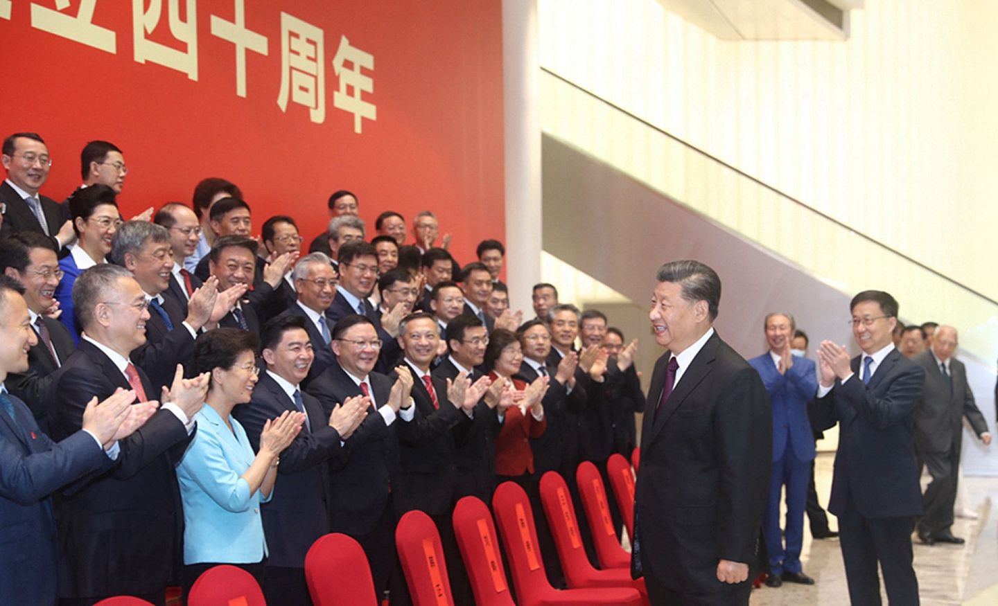 2020年10月14日，习近平和另一位政治局常委含章一起，会见参加深圳特区成立40周年庆祝大会的部分代表。（新华社）