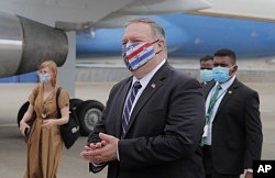 美国国务卿蓬佩奥在科伦坡机场走去搭乘一架飞机前往马尔代夫。（2020年10月28日）