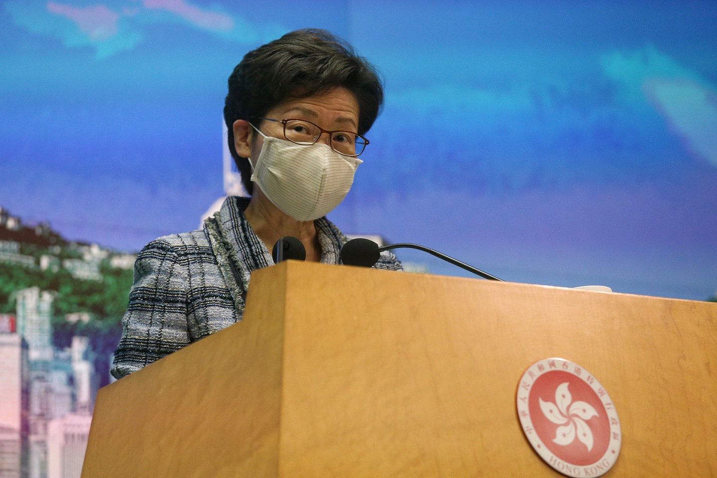 10月12日，香港特首林郑月娥在毫无先兆下宣布，延迟公布《施政报告》。(HK01)