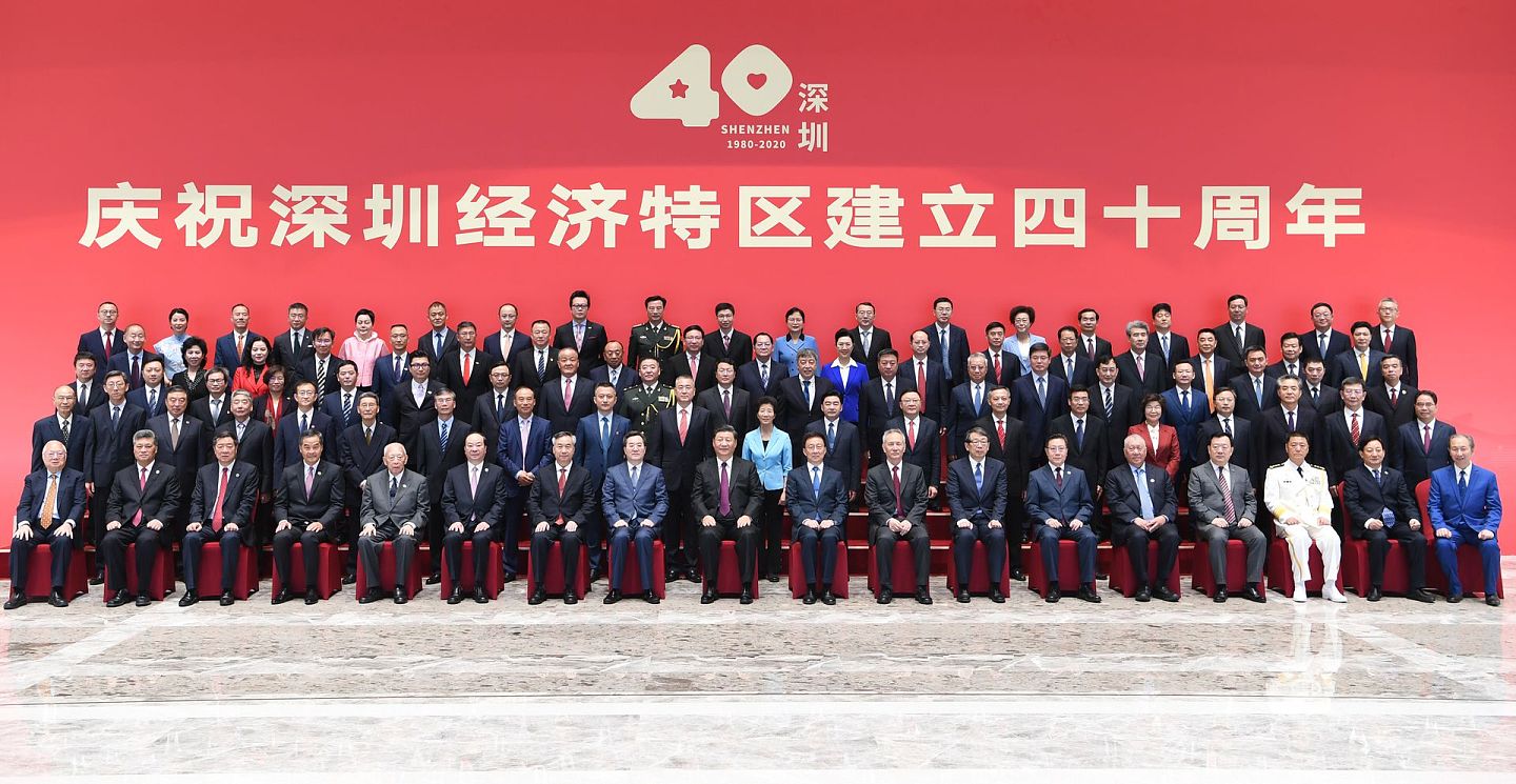 2020年10月14日，习近平出席了深圳经济特区建立40周年庆祝大会，图为习近平会见参加庆祝大会的部分代表并同大家合影留念。（新华社）