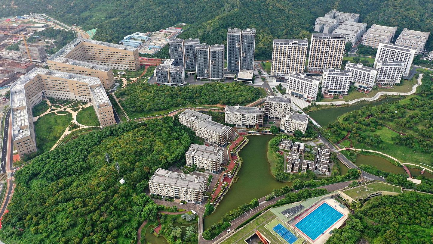 深圳正在加强自身的科研创新实力，图为在深圳迅速崛起的南方科技大学校园。（视觉中国）