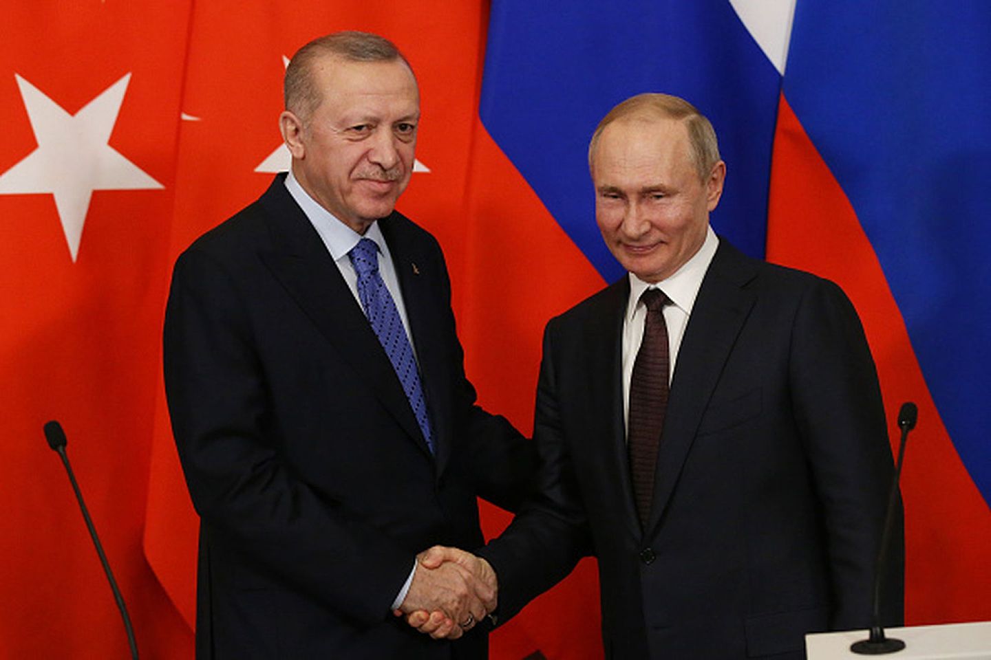 尽管俄土两国在地缘利益上存在诸多矛盾，但双方似乎总能通过精巧的牌底交易避免正面冲突，并进行卓有成效的战略合作。图为2020年3月5日，俄罗斯总统普京在莫斯科接见到访的土耳其总统埃尔多安，双方围绕叙北伊德利卜省局势举行了会谈。（Getty Images）