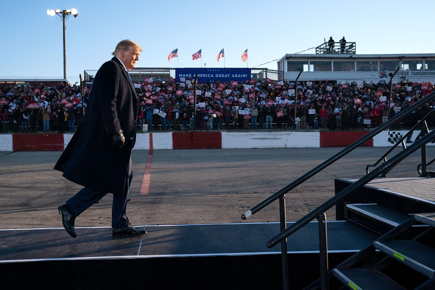 2020年10月27日，美国总统特朗普抵达威斯康星州西塞勒姆（West Salem）参加竞选集会。（AP）