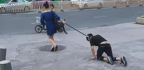 中国男子街头被绳牵着爬行，女子放言：这是我家的狗！（组图） - 2