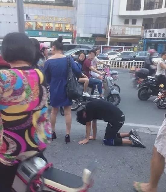 中国男子街头被绳牵着爬行，女子放言：这是我家的狗！（组图） - 3