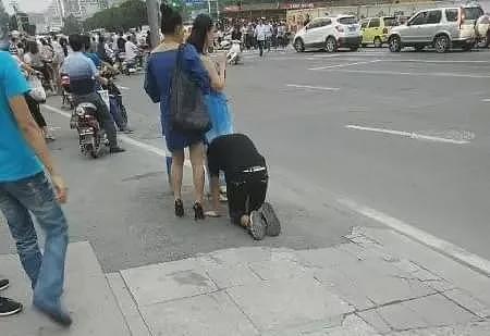 中国男子街头被绳牵着爬行，女子放言：这是我家的狗！（组图） - 4