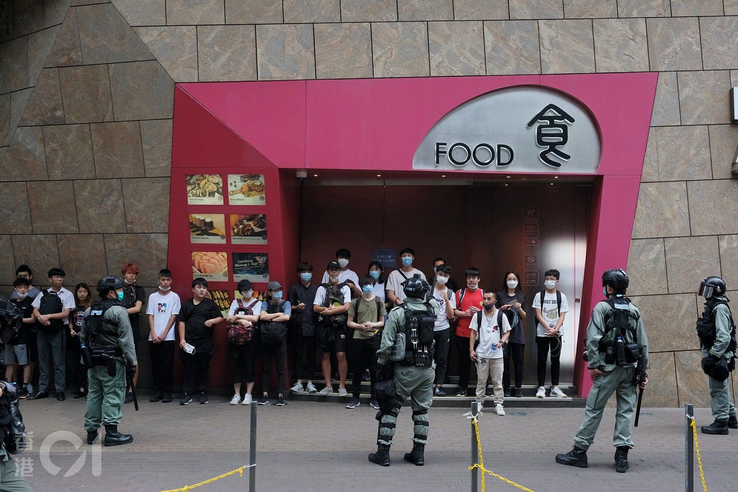 香港警方表示，5月份被捕者中180人为学生，涉及约60间学校，当中80人未成年。（HK01）