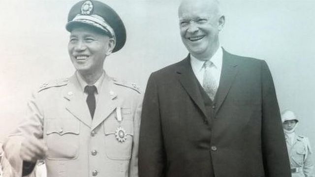 艾森豪威尔担任美国总统后，在1954年12月同蒋介石（左）签署