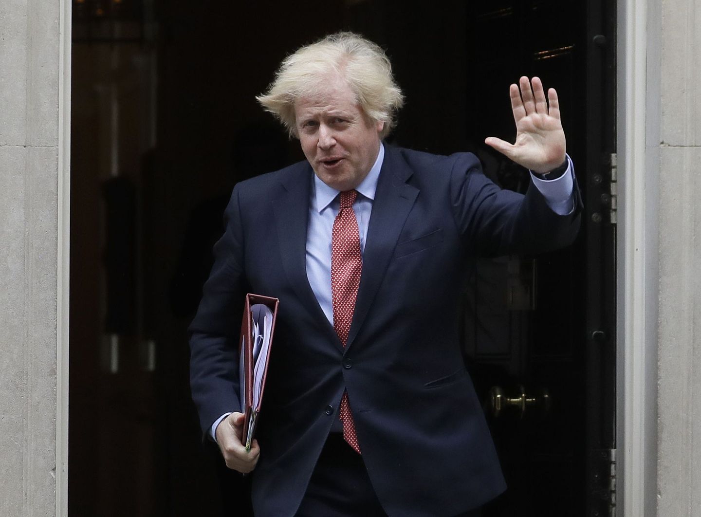 英国首相约翰逊遭起诉。图为约翰逊离开唐宁街10号，参加2020年6月10日在伦敦举行的议会每周一次的PMQ。（AP）